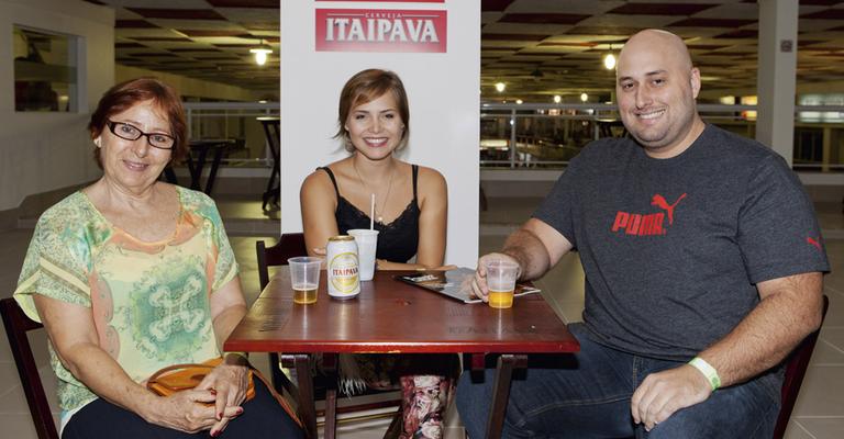 Letícia Colin se diverte com a família na quadra da Salgueiro