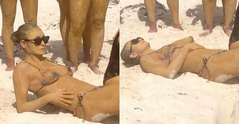 Demi Moore faz banho de lama no México