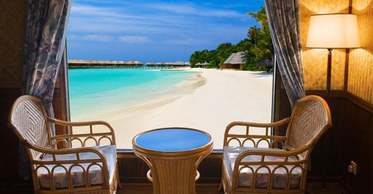Casa de praia exige móveis resistentes à maresia. Veja dicas para decorar