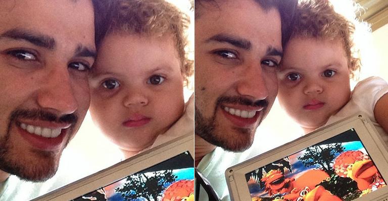 Cumprindo promessa, Gusttavo Lima mima a afilhada Laurinha: ‘Coisa linda do dindinho’
