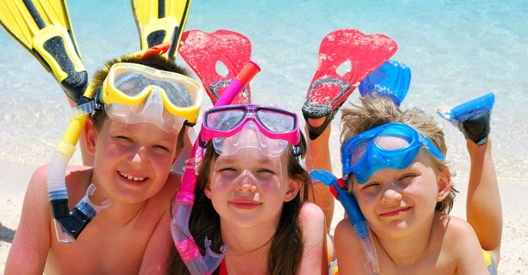 Vai levar seu filho à praia? Veja recomendações de pediatras