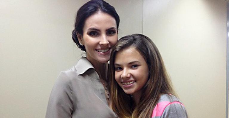 Lisandra Souto recebe a visita da filha Yasmin nos bastidores de ‘Salve Jorge’