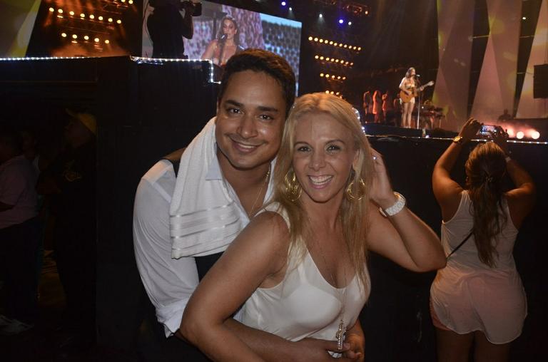 Carla Perez troca próteses de silicone e faz alerta às mulheres