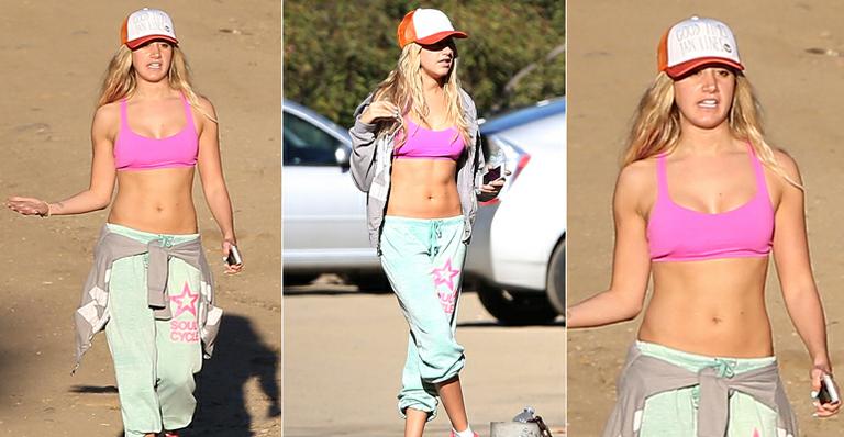 Ashley Tisdale exibe barriga definida nos EUA