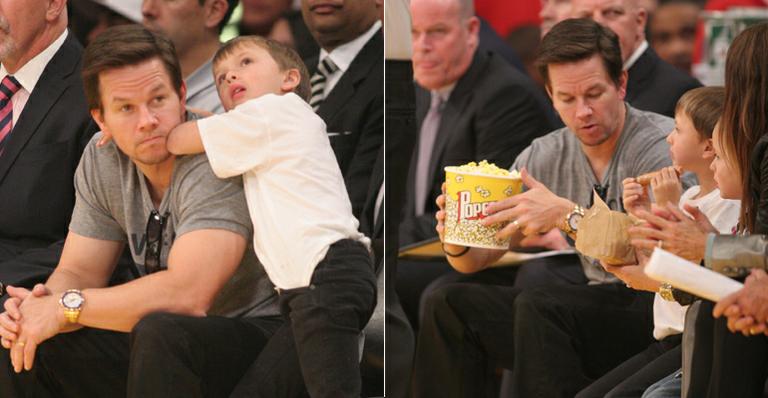 Mark Wahlberg e filho se divertem em jogo de basquete nos Estados Unidos