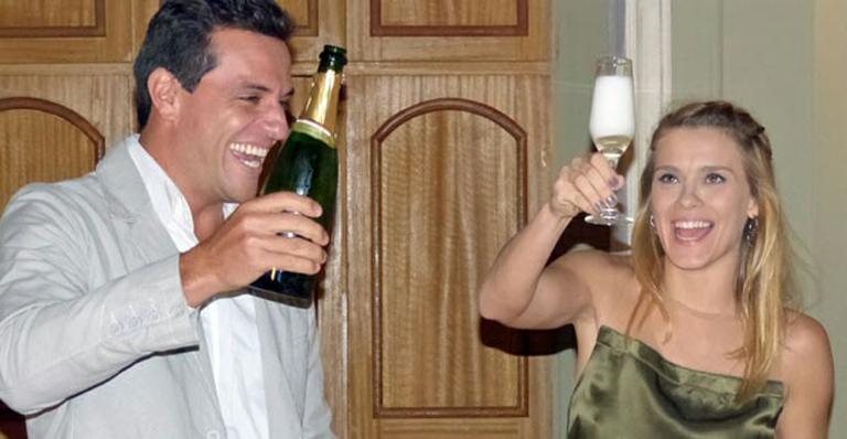 Após gravar sua última cena em ‘Salve Jorge’, Carolina Dieckmann ganha festa surpresa