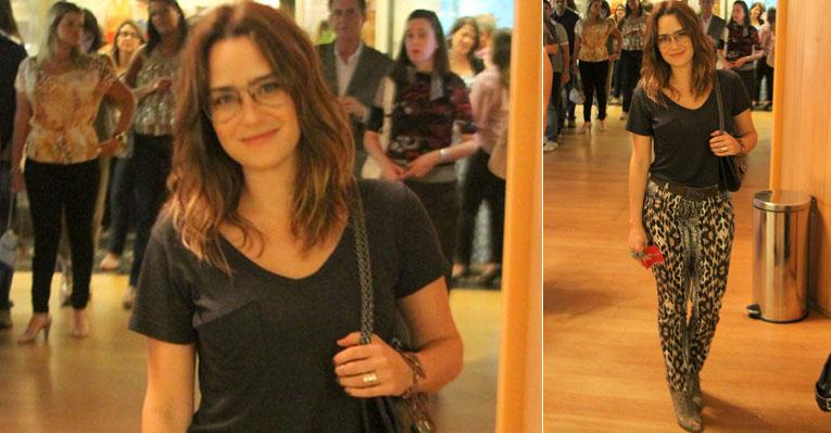 Sozinha, Fernanda Vasconcellos curte peça no Rio de Janeiro