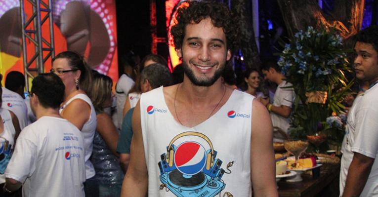 Rafael Almeida será um cantor em ‘Flor do Caribe’