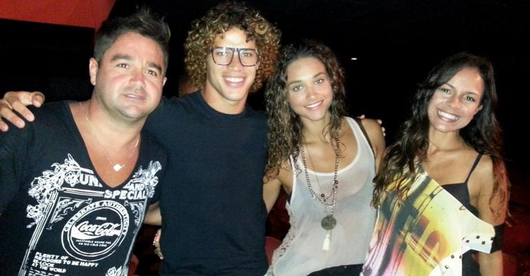 José Loreto e Débora Nascimento prestigiam amigos no teatro