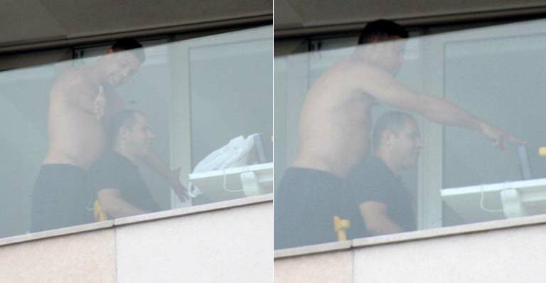 Sem camisa, Ronaldo se diverte com amigos no Leblon