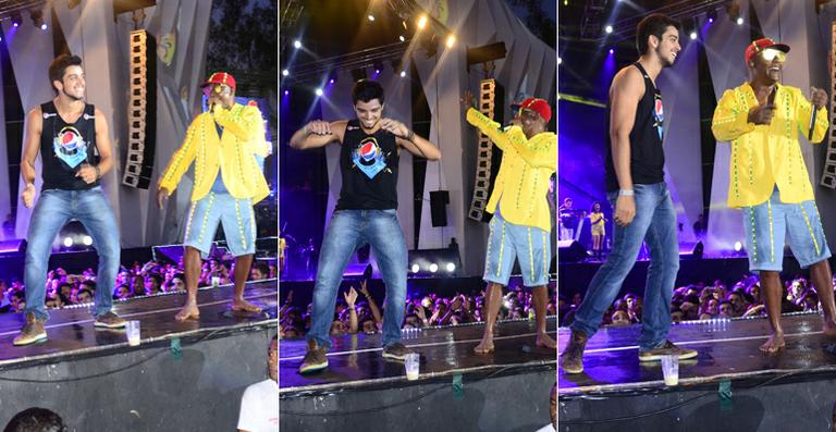 Rodrigo Simas dança com a banda Psirico no palco do Festival de Verão