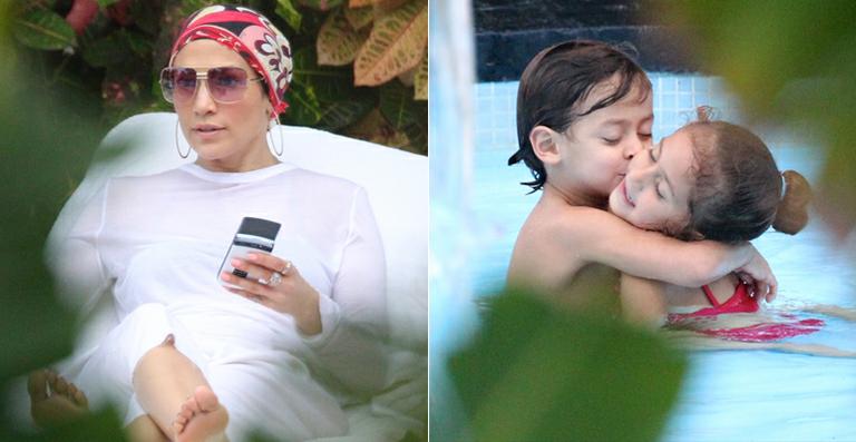 Jennifer Lopez curte dia na piscina com os gêmeos Max e Emme