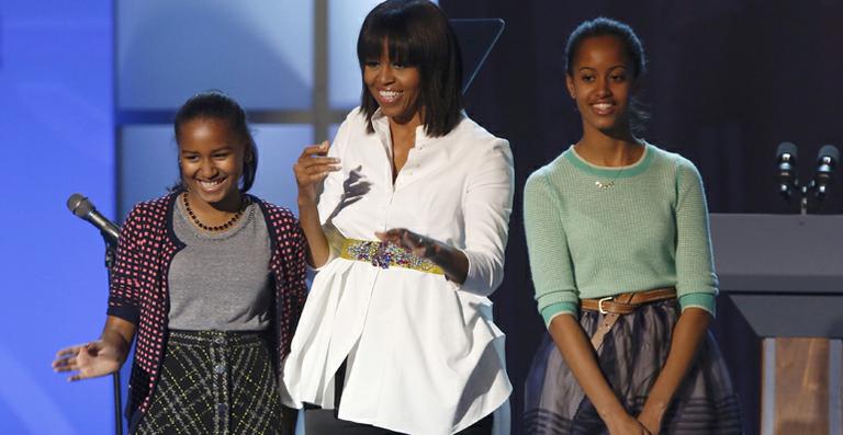 Michelle Obama leva as filhas em evento pré-posse de Barack Obama