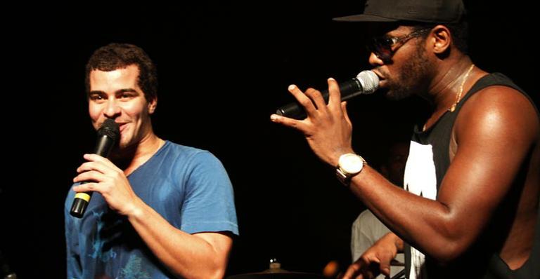 Prestes a deixar o Trio Ternura, Thiago Martins se apresenta com o grupo em SP