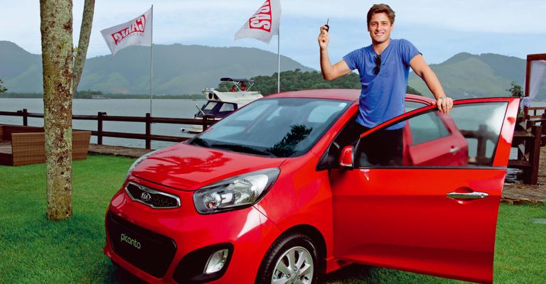 Daniel Rocha comemora ao ser sorteado com Kia Picanto na Ilha de CARAS