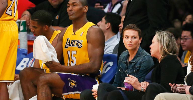 Charlize Theron leva a mãe, Gerda, ao basquete