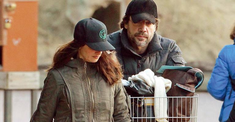 Penélope Cruz e Javier Bardem levam o filho para passeio no zoológico em Madri