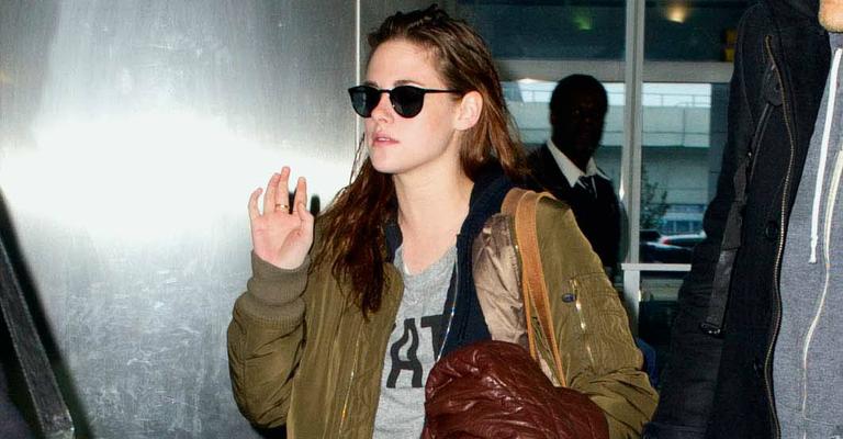 Kristen Stewart desembarca em Los Angeles carregando jaqueta de Robert Pattinson