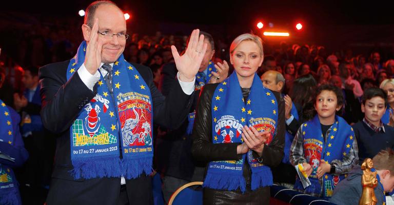 Albert II e Charlene Wittstock visitam o Papa