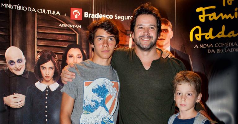 Murilo Benício confere musical com os herdeiros no Rio