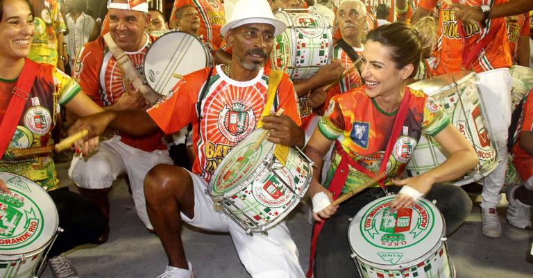 Cleo Pires participa do ensaio técnico da Grande Rio
