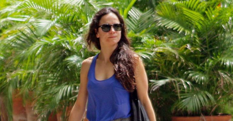 Em look casual, Alice Braga faz compras no Rio de Janeiro