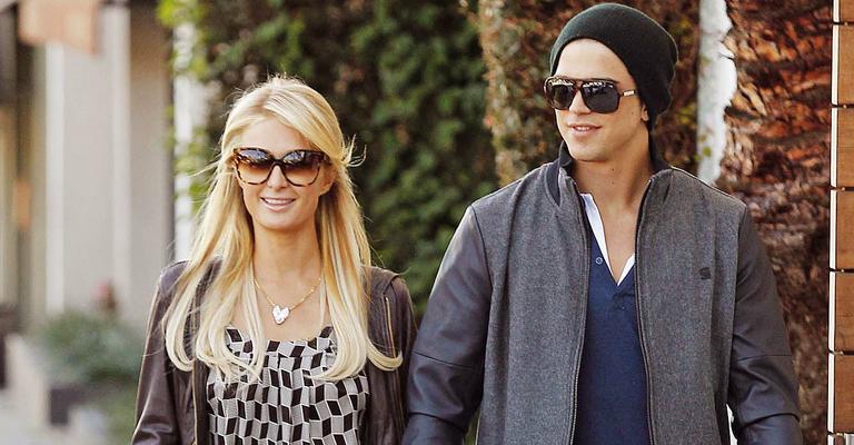 Paris Hilton faz passeio romântico em Los Angeles
