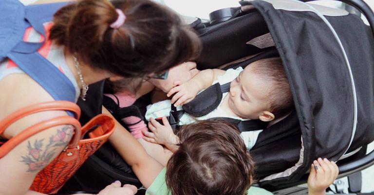 Mel Lisboa viaja com os filhos Bernardo e Clarice
