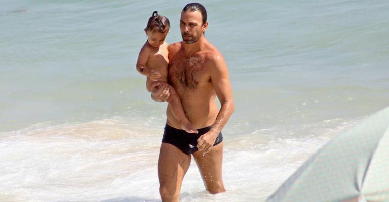 Marcelo Faria curte praia com a mulher e a filha