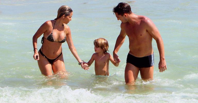 Danielle Winits exibe ótima forma em dia de praia com o namorado e o filho Noah