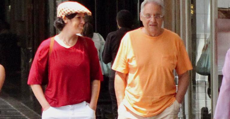 FHC e a namorada, Patrícia Scarlat, passeiam em shopping no Rio