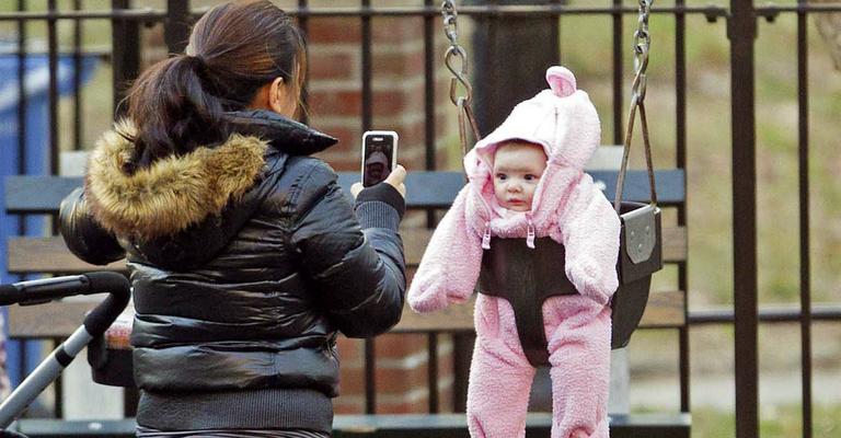 Mamãe coruja, Drew Barrymore fotografa a filha vestida de macacão em parque de Nova York