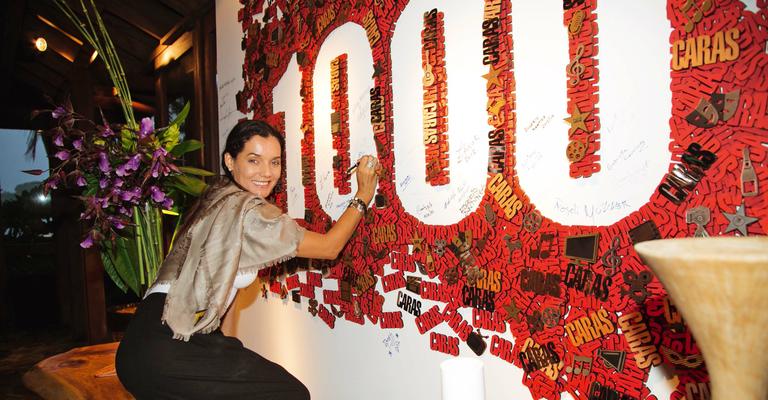 Mônica Carvalho e Lívia Rossy autografam painel comemorativo da edição mil de CARAS