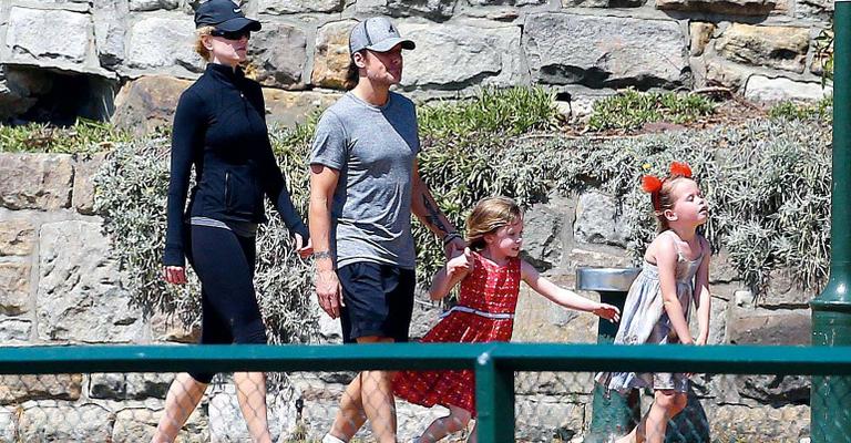 Nicole Kidman se diverte com as filhas em parque de Sydney