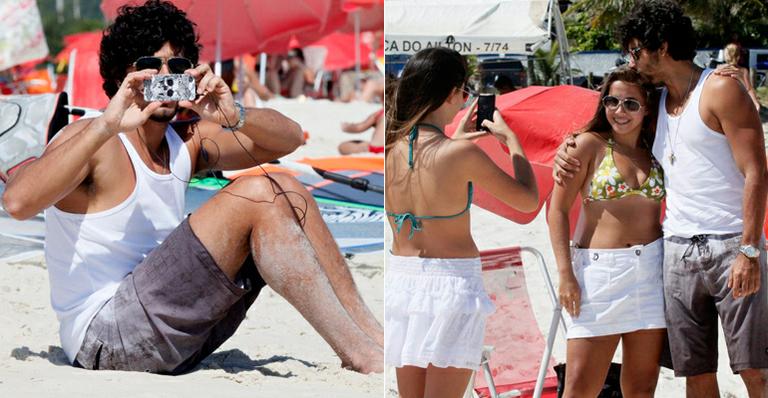 De folga das gravações de ‘Guerra dos Sexos’, Jesus Luz rouba a cena em praia carioca