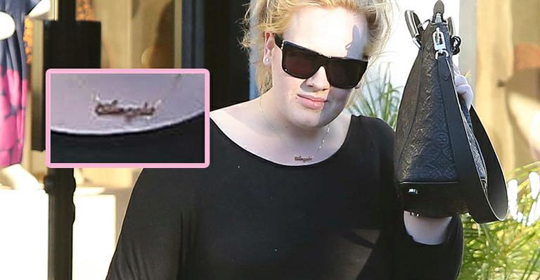 Adele usa colar com a palavra Angelo. Seria o nome do bebê da cantora?