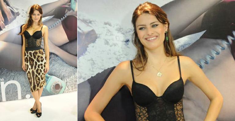Isabeli Fontana: body de renda e saia animal print