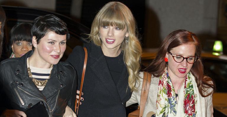 Taylor Swift badala em Madri ao lado de amigas