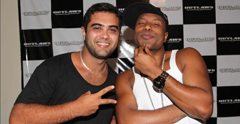 Thiago comemora aniversário em show funk do cantor Buchecha em São Paulo
