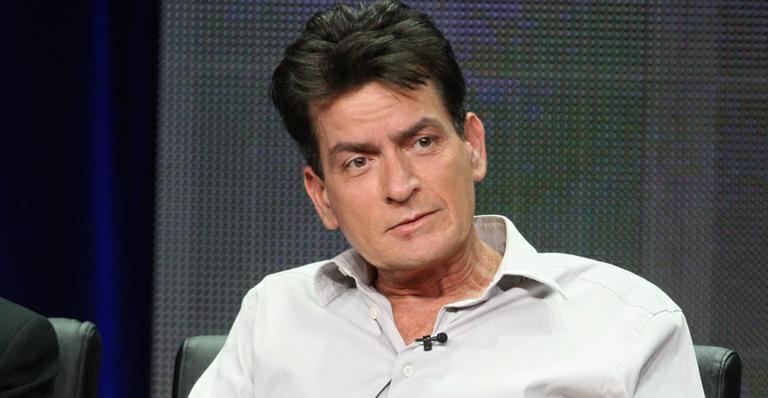 Ouça Charlie Sheen cantando ‘Águas de Março’, de Tom Jobim