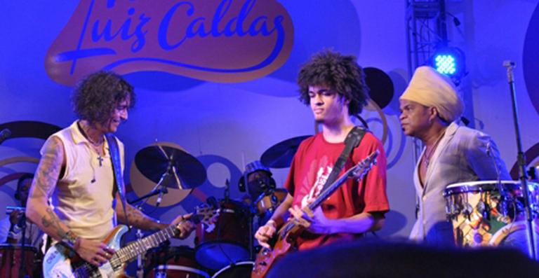 Filho de Carlinhos Brown faz duelo de guitarra com Luiz Caldas