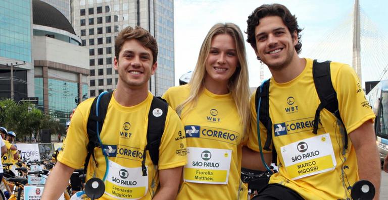 Fiorella Mattheis, Marco Pigossi e Leonardo Miggiorin pedalam em São Paulo
