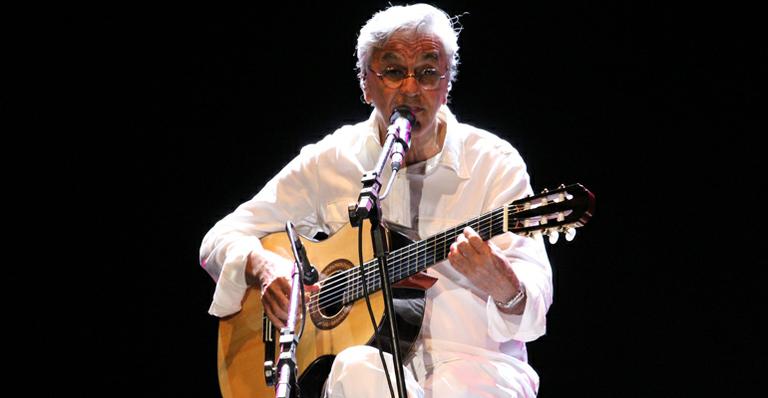 Caetano Veloso canta na abertura da Festa de Nossa Senhora da Purificação
