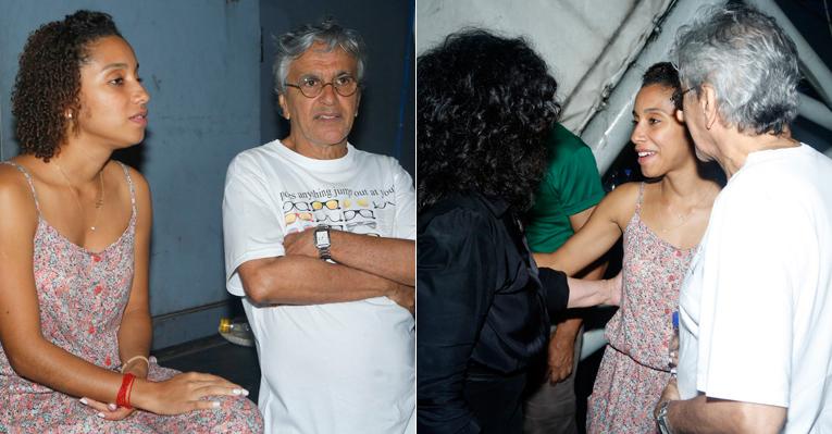 Acompanhado de uma morena misteriosa, Caetano Veloso vai ao show de Gal Costa