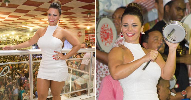 Com um look branco, Viviane Araújo faz bonito na quadra do Salgueiro