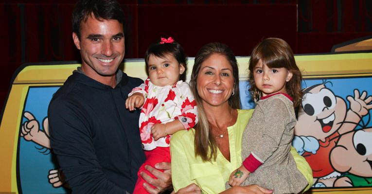 Patricia Maldonado e Guilherme Arruda levam as filhas ao espetáculo da Mônica