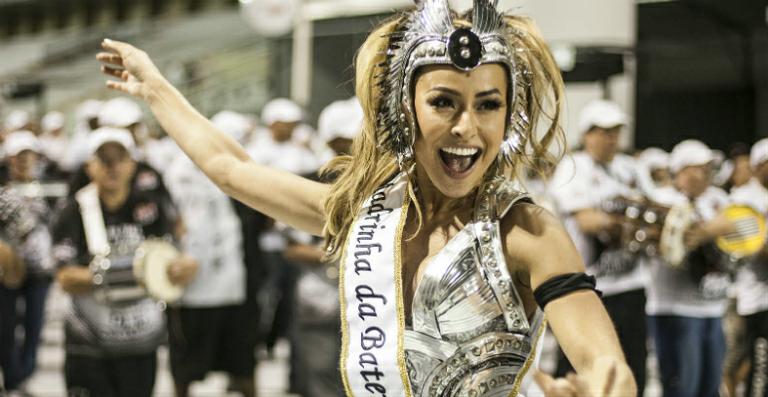 Sabrina Sato homenageia vítimas de incêndio em ensaio da Gaviões da Fiel