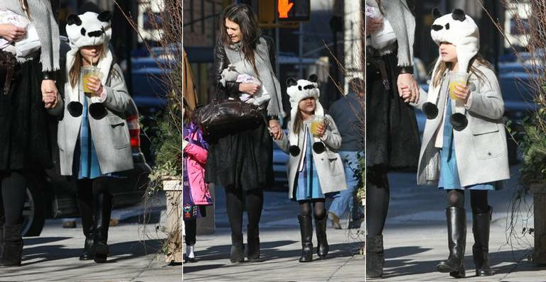 Suri Cruise usa gorro de ursinho; veja
