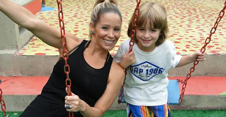 Danielle Winits leva Noah para acompanhar um dia de gravação