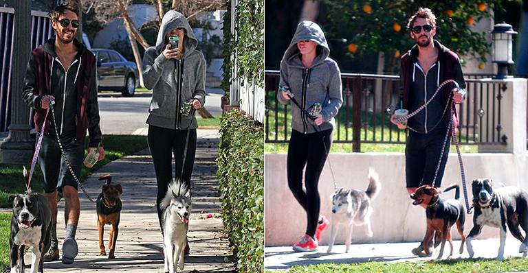 Miley Cyrus ignora crise com namorado e passeia com cachorros e ‘amigo’